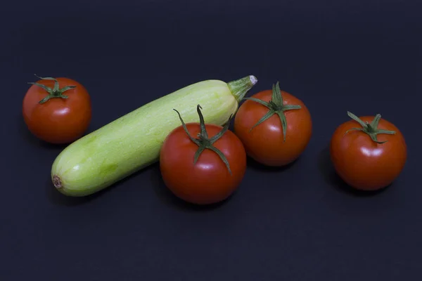 Tomaten Courgette Een Donkere Achtergrond Samenstelling Van Courgette Rode Tomaat — Stockfoto