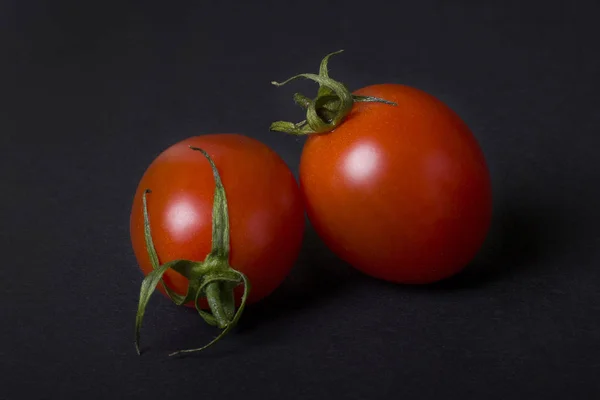 Rote Tomaten Auf Dunklem Hintergrund Zwei Rote Tomaten Auf Dunklem — Stockfoto