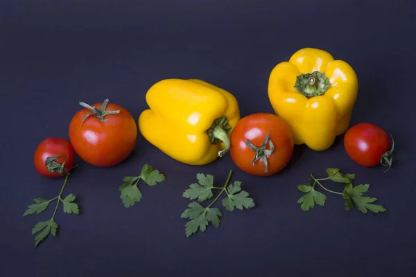 Cabai Kuning Dengan Tomat Dan Sayuran Dengan Latar Belakang Gelap — Stok Foto
