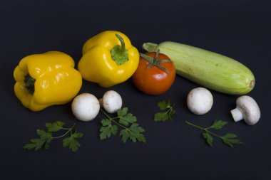 Sarı biber kabak ve domates karanlık bir arka plan ile. Karanlık bir arka plan üzerinde farklı sebze kompozisyon. Beyaz biber ve domates ile mantar.