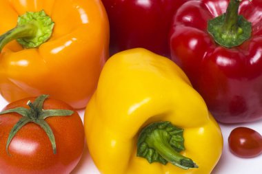 Beyaz zemin üzerine kırmızı sarı ve turuncu biber