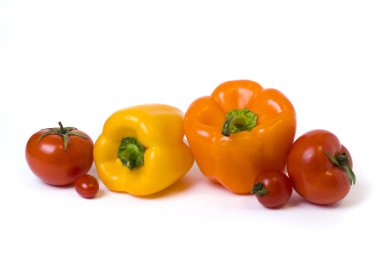 Domates beyaz zemin üzerine kırmızı sarı ve turuncu biber