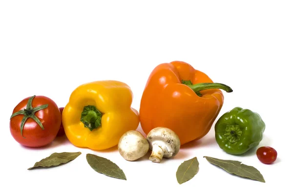 Rode Gele Oranje Paprika Met Tomaten Een Witte Achtergrond — Stockfoto