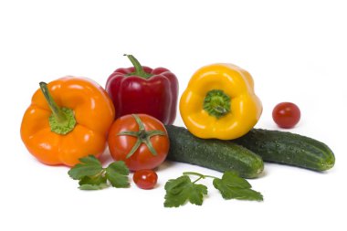 Domates beyaz zemin üzerine kırmızı sarı ve turuncu biber