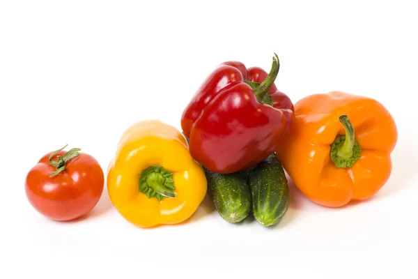 Rote Gelbe Und Orangefarbene Paprika Mit Tomaten Auf Weißem Hintergrund — Stockfoto