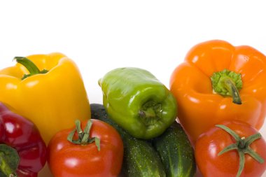 Kırmızı Sarı ve turuncu biber domates üzerinde beyaz bir arka plan ile. Salatalık kompozisyon beyaz bir arka plan üzerinde renkli biber ile