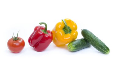 Sarı biber ve domates beyaz zemin üzerine kırmızı biber