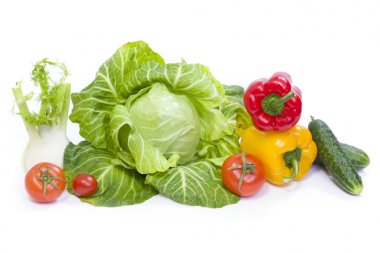 Yeşil lahana. Kırmızı domates ve salatalık beyaz bir arka plan üzerinde.