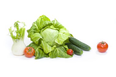 Yeşil lahana. Kırmızı domates ve salatalık beyaz bir arka plan üzerinde.