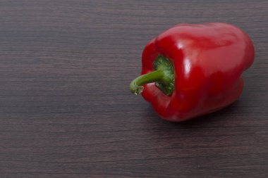 Ahşap arka plan üzerinde kırmızı biber. Kahverengi ahşap arka plan üzerinde taze kırmızı biber.