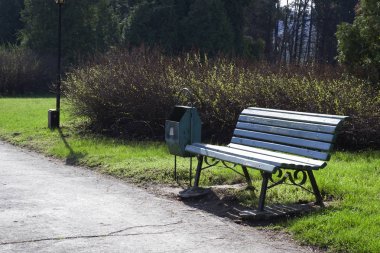 Güzel yeşil park yolu ile. Tezgah parktan yolda