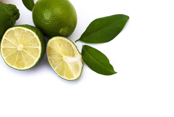 Verde Lime Fondo Bianco Calci Interi Metà Isolati Fondo Bianco — Foto Stock