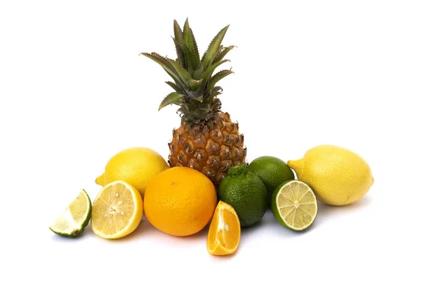 Ananas Mit Zitrone Und Limette Und Orangen Auf Weißem Hintergrund — Stockfoto