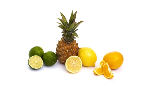 Ananas Mit Zitrone Und Limette Und Orangen Auf Weißem Hintergrund — Stockfoto