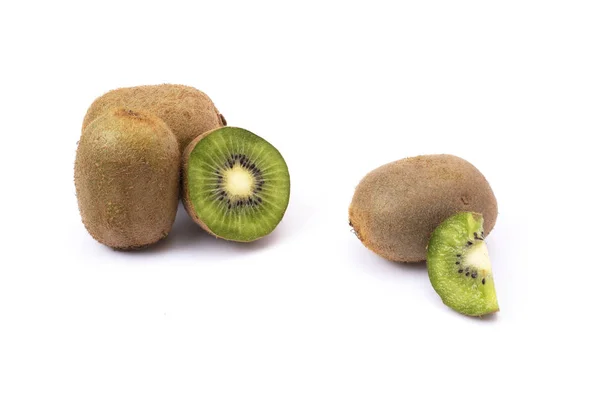 Dojrzałe Całe Owoce Kiwi Pół Owocu Kiwi Izolowane Białym Tle — Zdjęcie stockowe