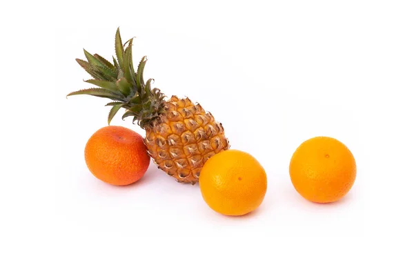 Pomarańcze Ananasem Białym Tle Grupa Zbliżenie Owoców Cytrusowych Ananas Dwa — Zdjęcie stockowe