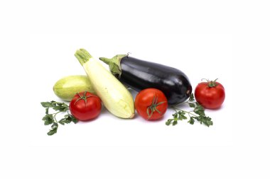 Beyaz arka planda kabak ve patlıcan izole edilmiş. Taze sebze iliği beyaz arka planda izole edilmiş. Domates, kabak, izole beyaz arka planda patlıcan.