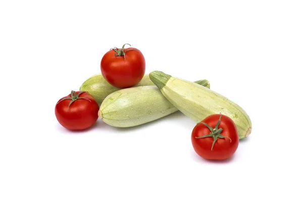 Cukinia Pomidorami Białym Tle Świeże Warzywa Białym Tle Pomidory Cukinia — Zdjęcie stockowe