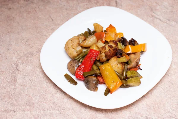Légumes Cuits Four Sur Une Assiette Blanche Sur Table — Photo