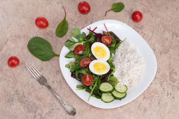 Insalata Verdure Verdi Pomodoro Riso Piatto Bianco Riso Con Verdure — Foto Stock