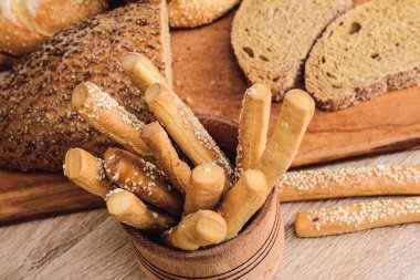 Çörekli çıtır ekmek. Fransız ekmeği. Taze taze ekmek. Ekmek arkaplanı. Ahşap arka planda farklı cins..