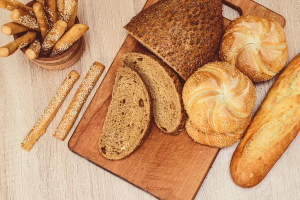 Pan Crujiente Con Bollos Baguettes Franceses Pan Crujiente Fresco Fondo —  Fotos de Stock