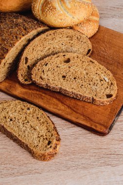 Çörekli çıtır ekmek. Fransız ekmeği. Taze taze ekmek. Ekmek arkaplanı. Ahşap arka planda farklı cins..