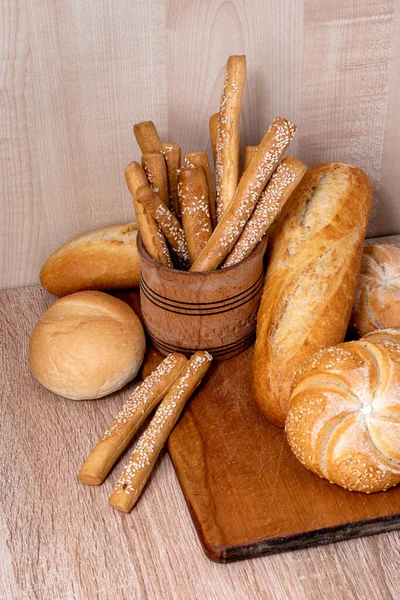 パンとパンをきしみなさい フランスのバゲット 焼きたてのパン パンの背景 木の背景に異なる品種 — ストック写真