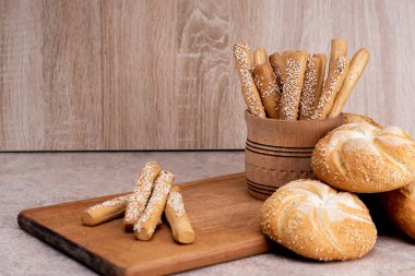 Çörekli çıtır ekmek. Fransız ekmeği. Taze taze ekmek. Ekmek arkaplanı. Ahşap arka planda farklı cins..