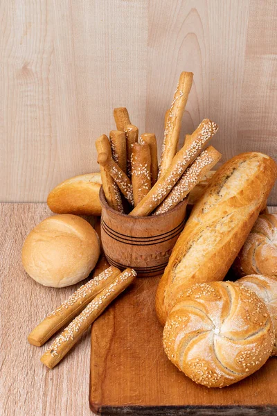 Pan Crujiente Con Bollos Baguettes Franceses Pan Crujiente Fresco Fondo —  Fotos de Stock