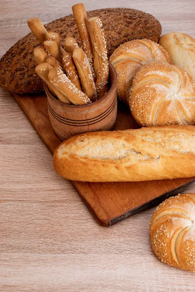 Knaprigt Bröd Med Bullar Franska Baguetter Färskt Knäckebröd Bröd Bakgrund — Stockfoto