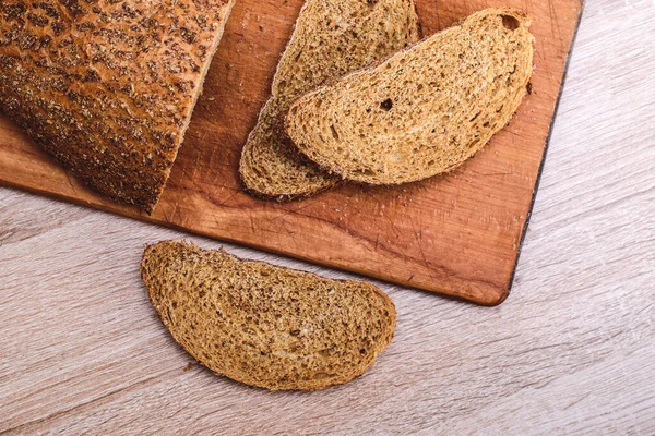 Křupavý Chleba Dřevěné Desce Šedý Otrubový Chléb Krájený Dřevěné Desce — Stock fotografie