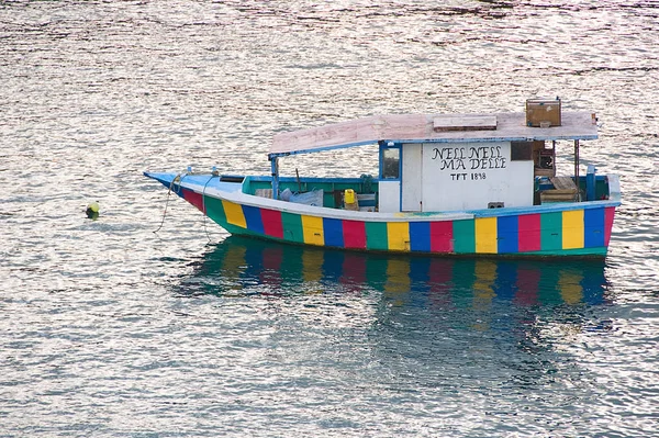 Tipik tekne - Trinidad ve Tobago Cumhuriyeti - Tobago tropik ada - Scarborough liman alanı