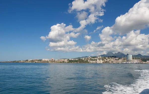 Costa da capital com vista para o vulcão - Fort de France - Martinica — Fotografia de Stock