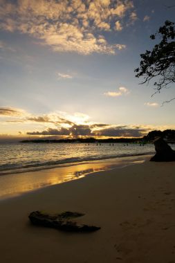 Günbatımı, tropikal plaj, Sainte Anne - Guadeloupe tropik ada