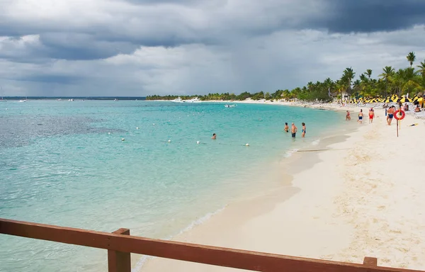 Playa de la isla Catalina - Caribbean tropical beach and sea — Stock Photo, Image