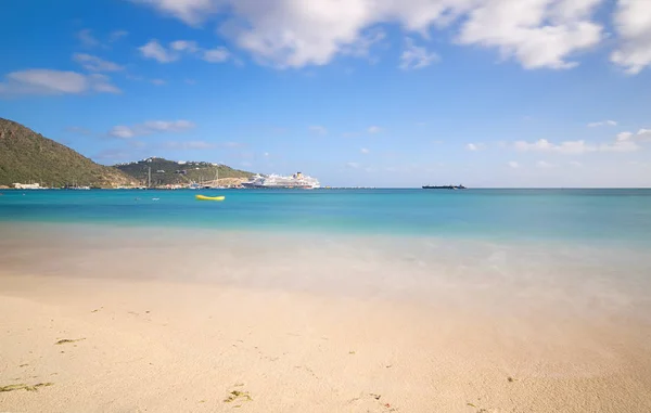 Great Bay beach - Philipsburg Sint Maarten - karibské tropický ostrov — Stock fotografie