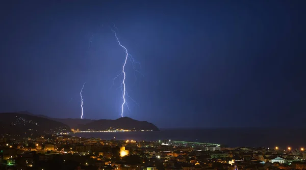 Rayo y tormenta en el Golfo de Tigullio - Chiavari - Italia — Foto de Stock