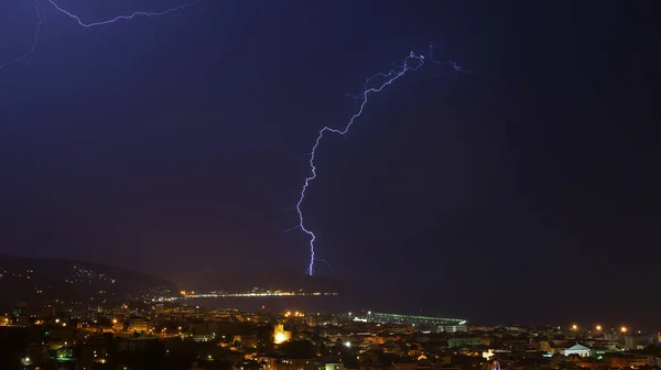 Rayo y tormenta en el Golfo de Tigullio - Chiavari - Italia — Foto de Stock