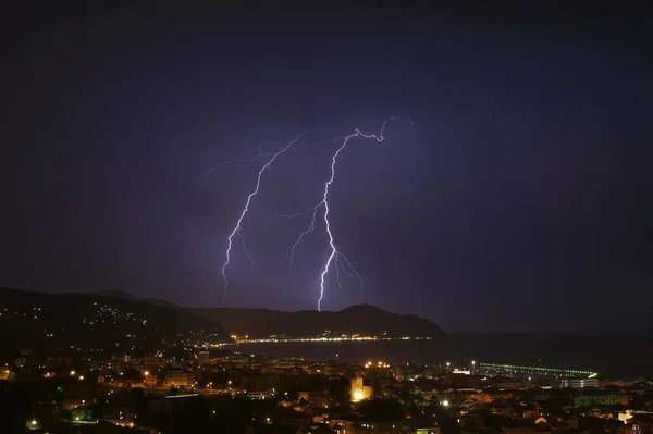 Rayo y tormenta en el Golfo de Tigullio - Chiavari - Italia — Foto de Stock