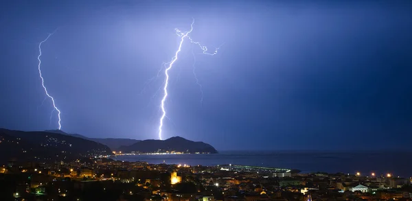 Rayo y tormenta en el Golfo de Tigullio - Chiavari - Italia — Foto de Stock