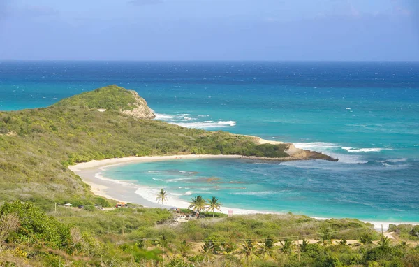 Half Moon Bay Atlanti-óceán partján - karibi trópusi sziget - Antigua és Barbuda Stock Kép