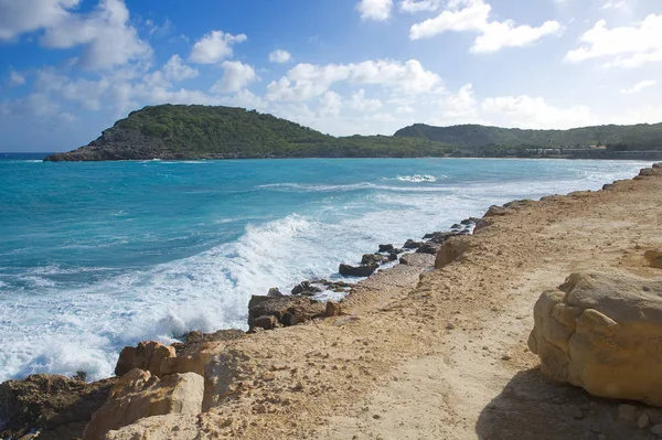 Half Moon Bay Atlanti-óceán partján - karibi trópusi sziget - Antigua és Barbuda — Stock Fotó