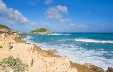 Half Moon Bay Atlantik Okyanusu kıyısı - Karayip tropik ada - Antigua ve Barbuda