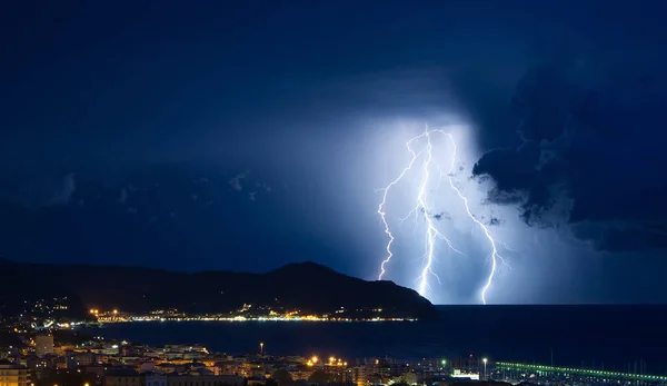 Rayo y tormenta en el Golfo de Tigullio - Mar de Liguria - Chiavari - Italia — Foto de Stock