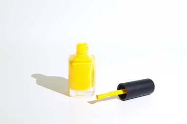 Beyaz arkaplanda tırnak cilası