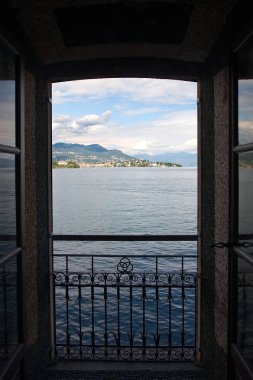 Lake Maggiore ve annesi adada - Stresa Borromeo saraydan Adaları görünümü