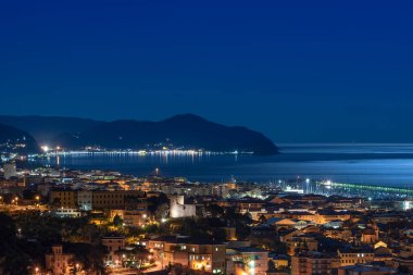 Geceleyin Tigullio Körfezi manzarası - Chiavari, Lavagna ve Sestri Levante - Ligurian denizi - İtalya