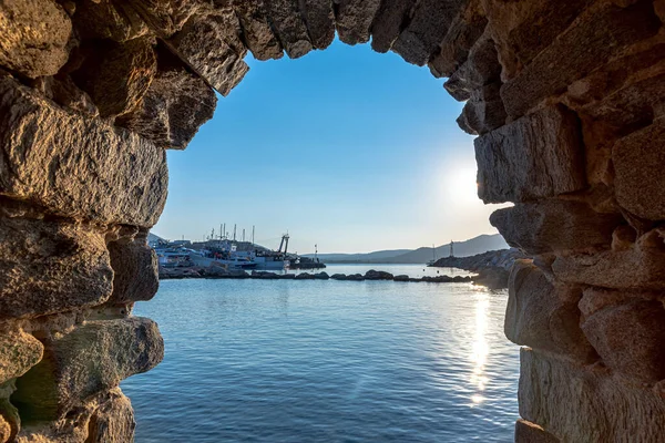 Naoussa köyü ve limanına bakın - Ege Denizi - Paros Cyclades adaları - Yunanistan