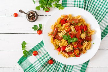 Sosis ile domates soslu makarna